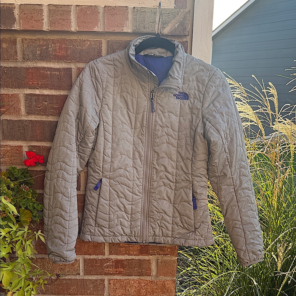 The North Face Ladies S Quilted Gray Light Puffer Jacket lined w/purple - Picture 2 of 12
